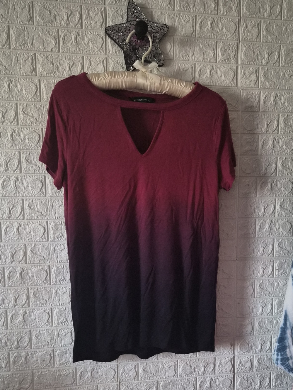 Women's Ombre Keyhole Tee tops - Burgundy to pirple